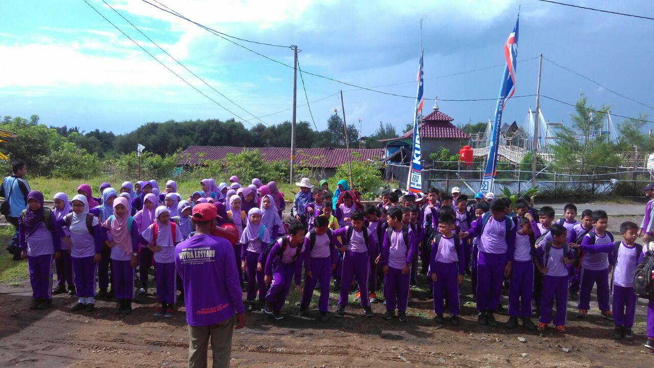 Guru memberikan pengarahan kepada Siswa SD Muhammadiyah Kutoarjo Purworejo