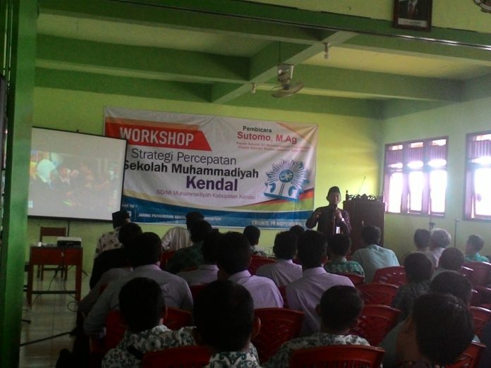 Sutomo, M. Ag, Kepala Sekolah Teladan Nasional 2015 ketika menyampaikan materi dalam acara workshop percepatan sekolah Muhammadiyah Kendal di SD Muhammadiyah Truko, Kangkung, Kendal