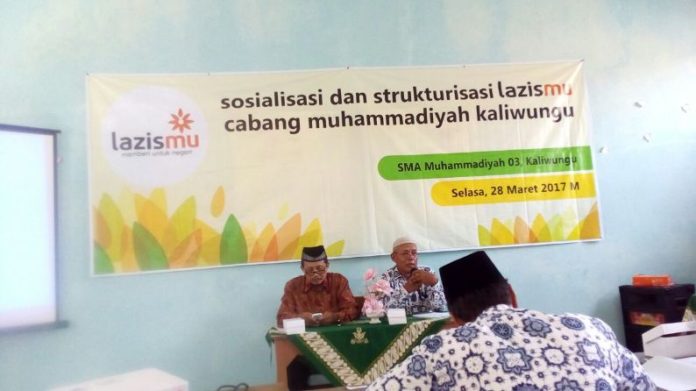 Praktisi Zakat dan juga anggota Lazismu PWM Jateng, Drs. H. Mustofa (kanan) saat menyampaikan materi zakat ditinjau dari sisi fiqih dan akhlaq