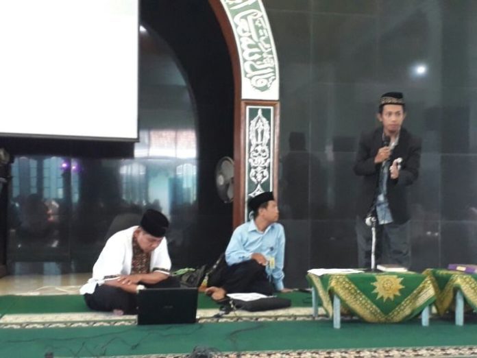 0304-Budi Prayitno, S.Pd.I (berdiri) saat menyampaikan materi Pelatihan Bimbingan Jelang Kematian di serambi masjid Mujahidin Kendal