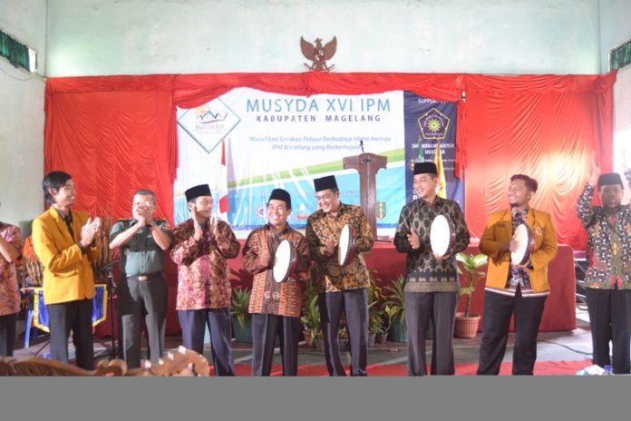 2404-Bupati Magelang Zaenal Arifin, S.IP dan Ketua PD Muhammadiyah Drs. Jumari bersama tamu undangan lainnya memukul terbang sebagai tanda dibukanya Musyda IPM ke 16