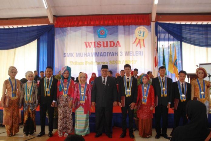 0705-Sepuluh Wisudawan terbaik dari 5 (lima) kompetensi keahlian saat berpose bersama kepala SMK Muhammadiyah 3 Weleri, H. Yusuf Darmawan, M.Pd, Dip.Kmd