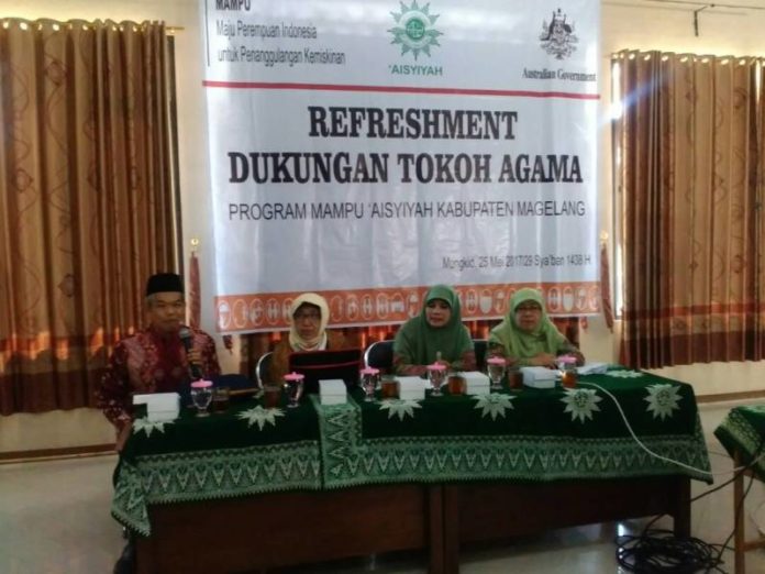 2705-Sekretaris PD Muhammadiyah Kabupaten Magelang Muhammad Nasirudin (paling kiri) sedang menyampaikan sambutan