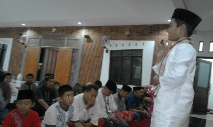 Aji salah satu murid SD Muhammadiyah (Plus) Salatiga sedang memberikan kultum dalam Tarawih Silaturahim di Masjid Al Muhajirin