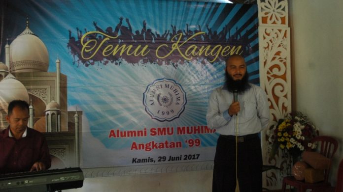 halal-Nidaan Hasana (berdiri) sedang memberikan tausyiah pada pengajian Halal Bihalal Alumni SMA Muhammadiyah 1 Kota Magelang