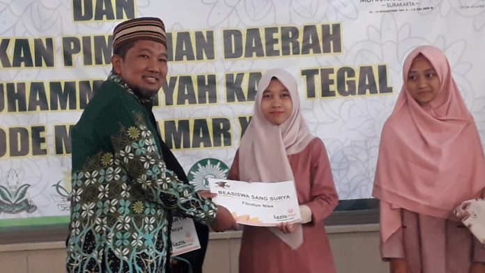 ARIF AZMAN SERAHKAN BEASISWA
