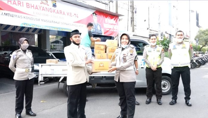 HUT Bhayangkara 74, Satlantas polrestabes semarang gandeng pemuda muhammadiyah salurkan bantuan sembako HUT Bhayangkara 74, Satlantas polrestabes semarang gandeng pemuda muhammadiyah salurkan bantuan sembako