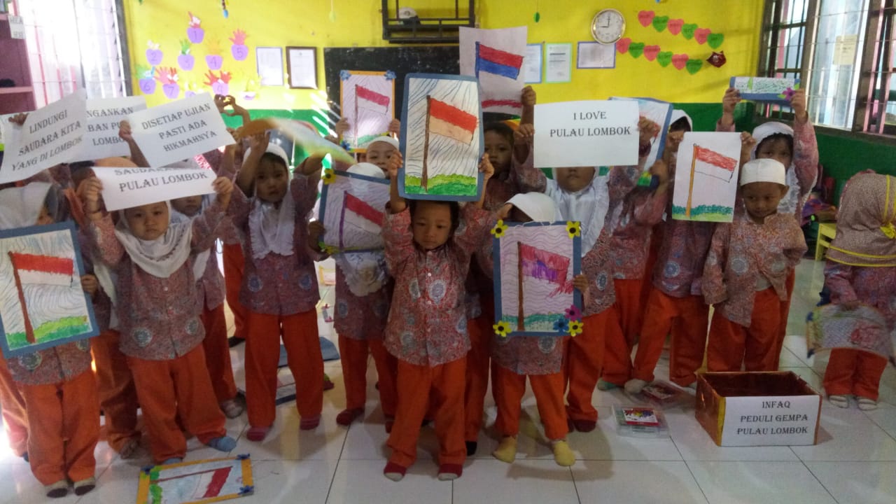 Anak-anak TK ABA 42 Semarang menunjukkan karyanya yang akan di jual kepada orang tua masing-masing dan uangnya disumbangkan kepada korban gempa di Lombok