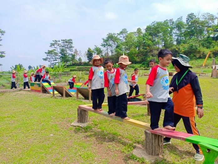 Asyiknya Belajar di Kebun Sayur PWM Jawa Tengah