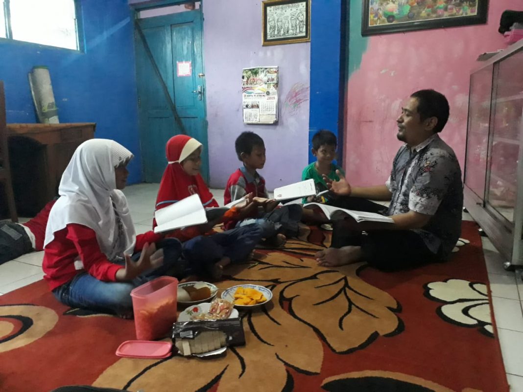 Siswa Kelas 4 Nakula SD Muhammadiyah Birrul Walidain Praktik Wawancara