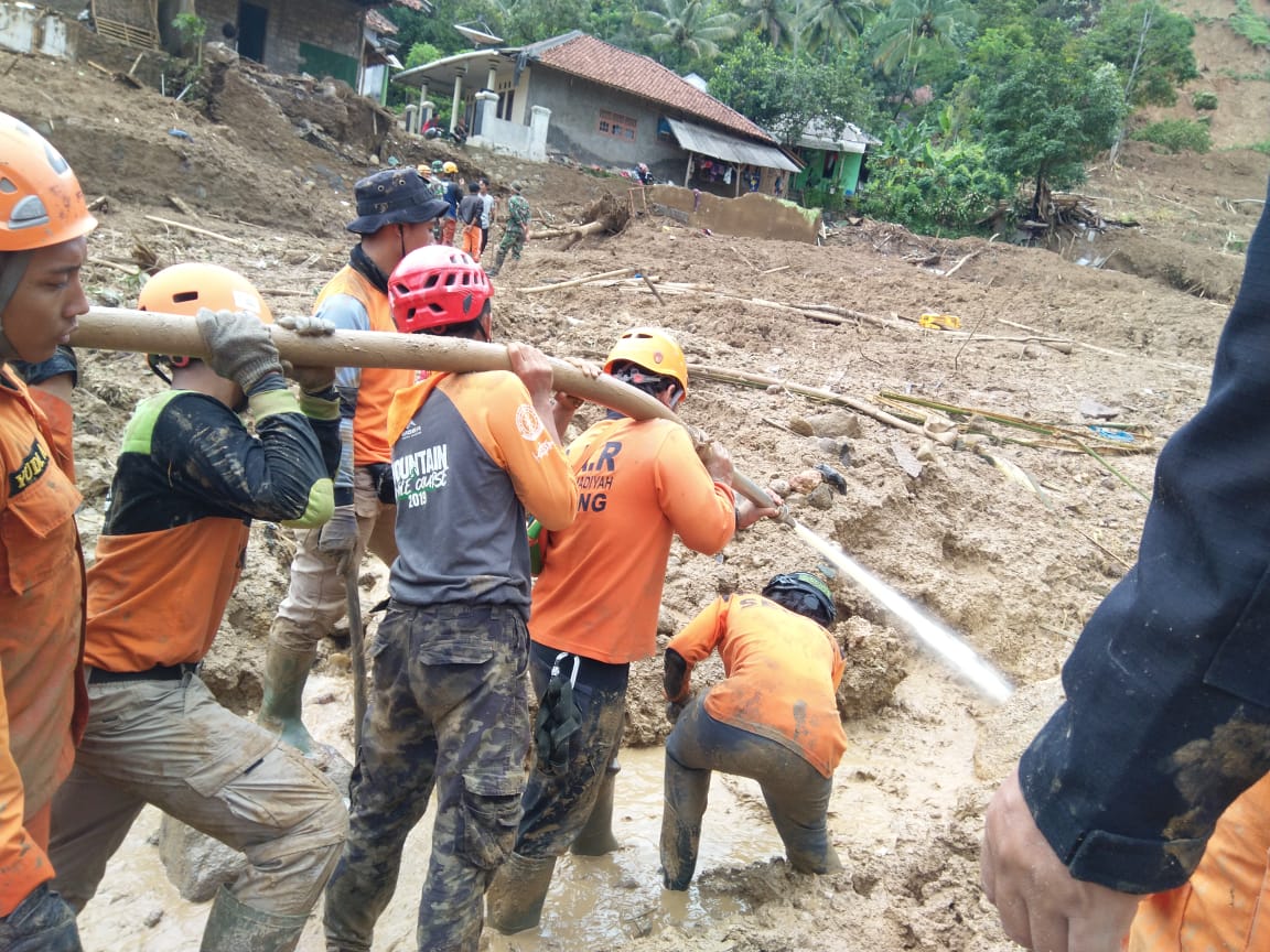 MDMC Jateng Bersihkan Lumpur di Lokasi Bencana - PWM Jawa Tengah