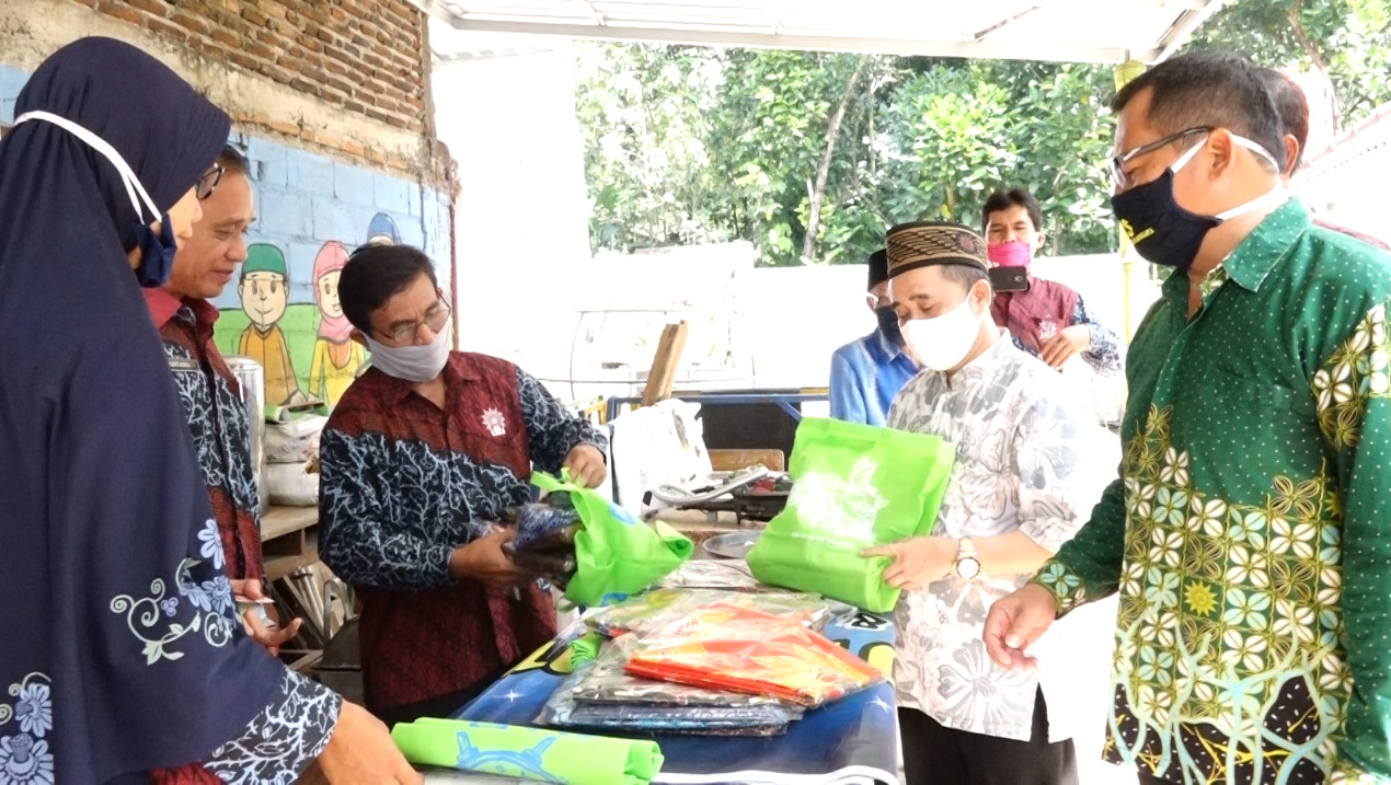 Ketua PWM Jateng, Borong Batik Buatan Anak Berkebutuha Khusus