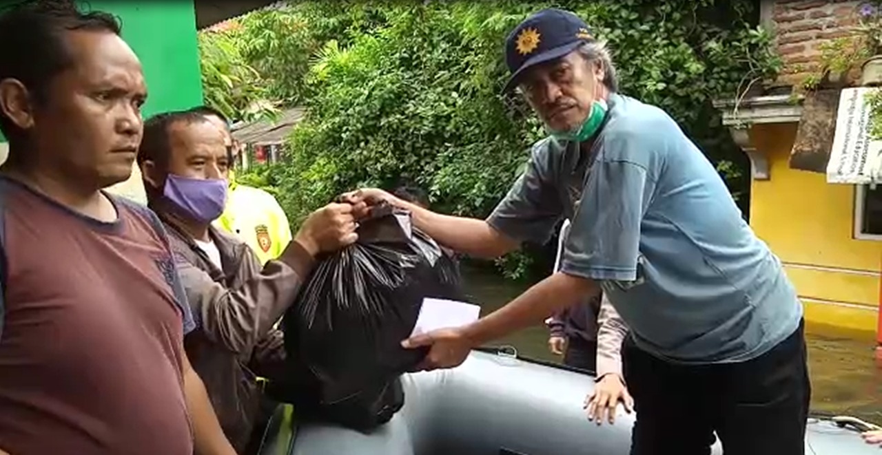 Respon Banjir, Muhammadiyah Gayamsari Distribusikan 1.500 Nasi Bungkus ke Lokasi Banjir