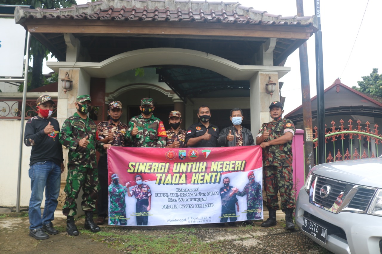 Inspiratif ! TNI dan Pemuda Muhammadiyah Wonotunggal Kab Batang Bagikan Sarapan Gratis