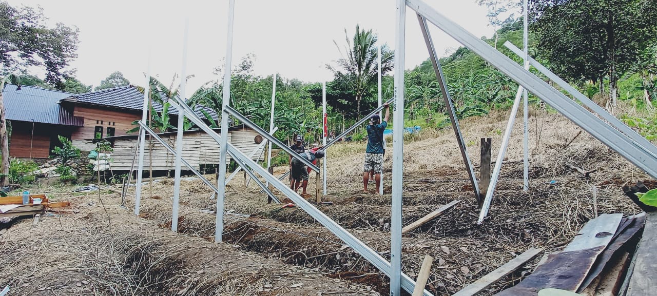 Proses pembangunan hunian tetap (huntap) bagi warga Desa Patikalain, Kecamatan Hantakan oleh MDMC didukung Lazismu Kabupaten Hulu Sungai Tengah.
