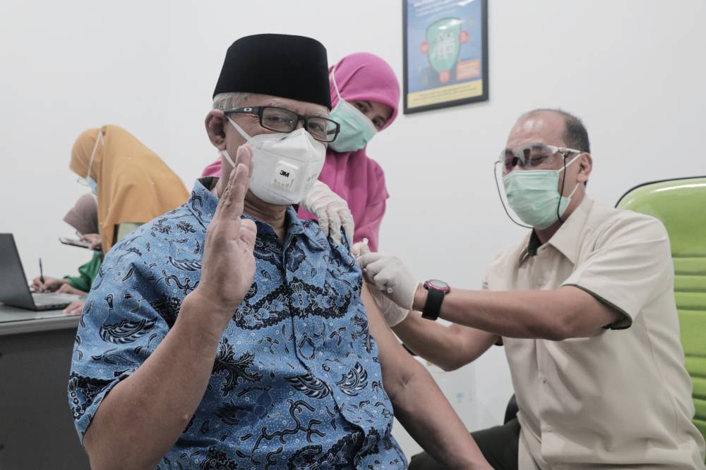 Ketum Muhammadiyah dan Aisyiyah Laksanakan Vaksinasi Covid-19 di RS PKU Jogja