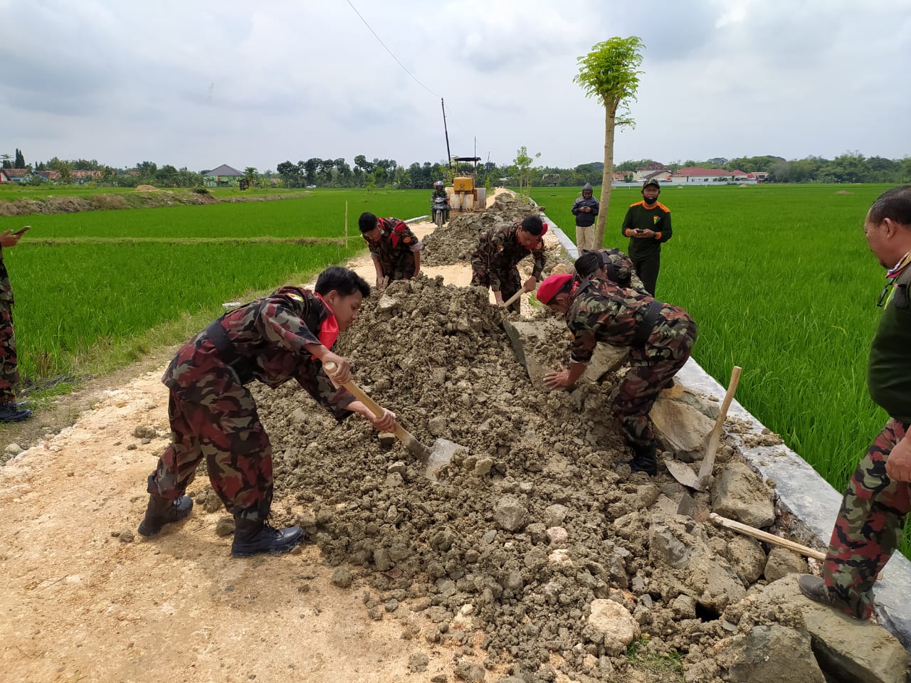 KOKAM Blora Ikut Pembangunan Jalan Makadam bersama TNI Manunggal Membangun Desa