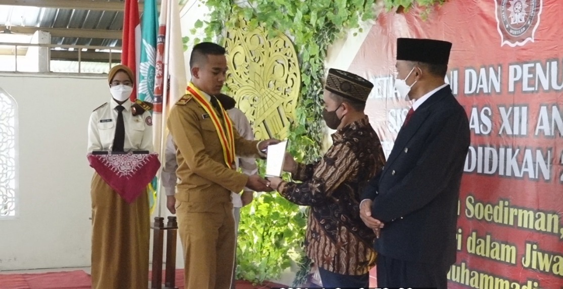 SMA Trauna Muhammadiyah Gunungpring, Lepas 12 Lulusan Angkatan Pertama