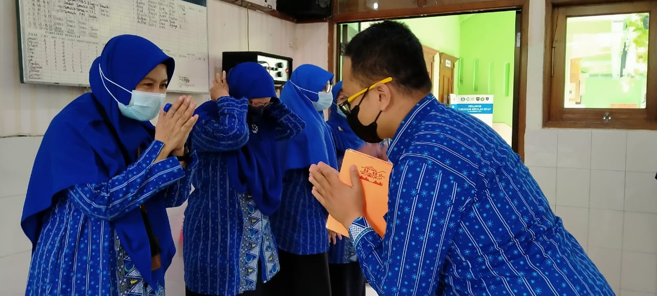 75 Gukar Berdiri Tegak Menyanyikan Indonesia Raya dan Padamu Negeri 