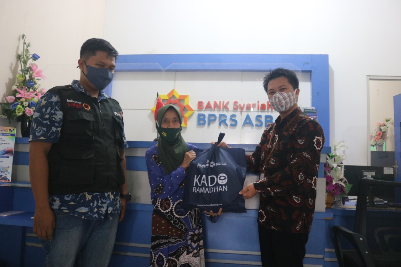 Gandeng Bank Syariah BPRS ASB, Lazismu Batang Bagikan Kado Ramadhan Kepada Dhuafa