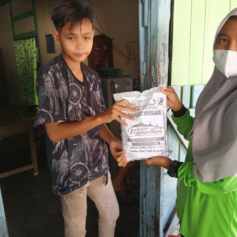 SMP Muhammadiyah Randublatung Salurkan Zakat Fitrah