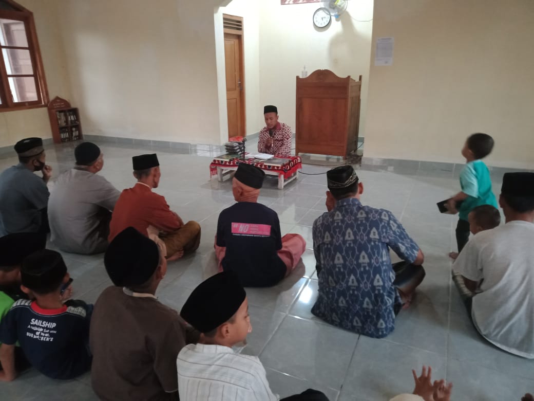Ketua Pemuda Muhammadiyah Blora memberikan kultum kepada jamaah masjid Desa Karanganyar Kecamatan Randublatung.