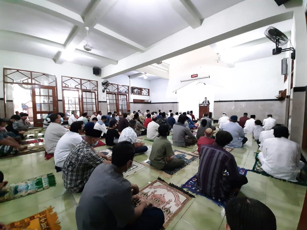 Sholat Idul Fitri di Masjid Kottabarat dengan Prokes Ketat.
