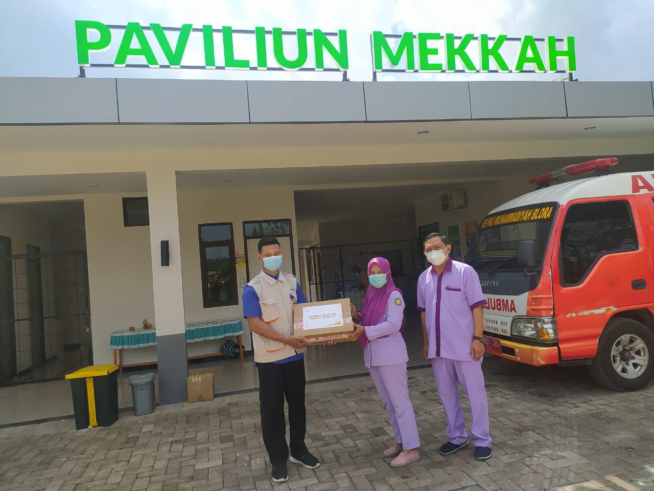 Perawat Ruang Isolasi PKU Muhamamdiyah Blora Terima Paket Bantuan dari LAZISMU