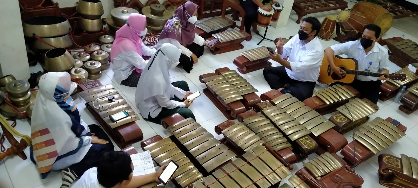 Jelang Agustusan, SD Muhammadiyah 1 Ketelan Kampanyekan Covid-19 Melalui Musik