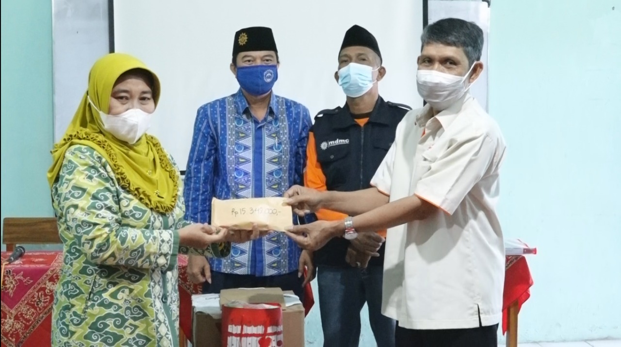 SMP Muhammadiyah 1 Semarang Bersama LPB dan LazisMu Kota Semarang, Salurkan Bantuan untuk Guru Korban Kebakaran