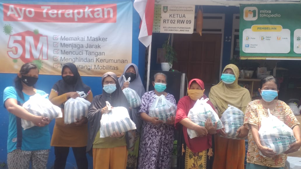 Baitul Maal Muhammadiyah Kottabarat Berikan Sembako Pada Masyarakat Terdampak PPKM