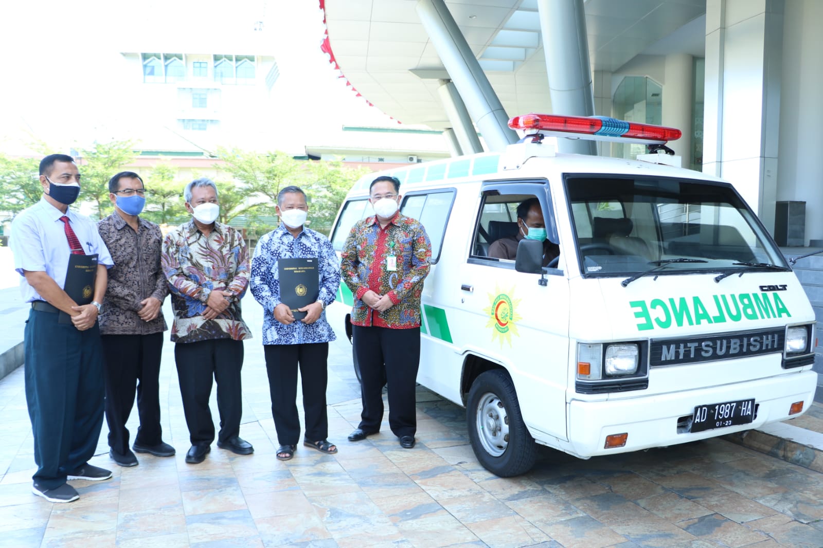 Bantu Penanganan Covid-19, UMS Hibahkan Ambulans Ke RSPKU Wonogiri