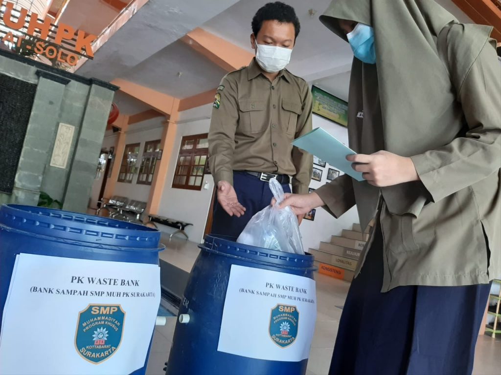 Bangun Karakter Peduli Lingkungan, SMP Muhammadiyah PK Ajak Siswa Pilah Sampah dari Rumah