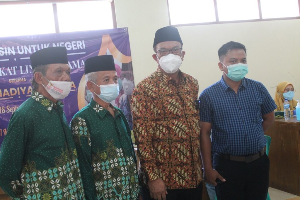 Anggota DPR RI Edy WUryanto didampingi Ketua PDM Blora dan Anggota serta Direktur PKU Blora saat vaksinasi gratis Muhammadiyah Blora