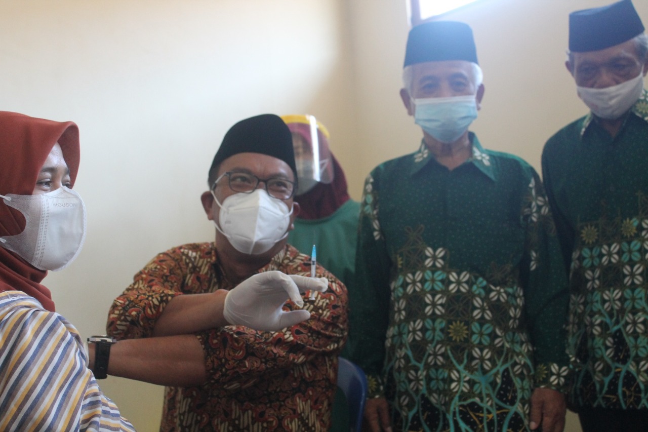 Anggota DPR RI Edy Wuryanto didampingi Ketua PDM Blora dan Anggota serta Direktur PKU Blora saat vaksinasi gratis Muhammadiyah Blora