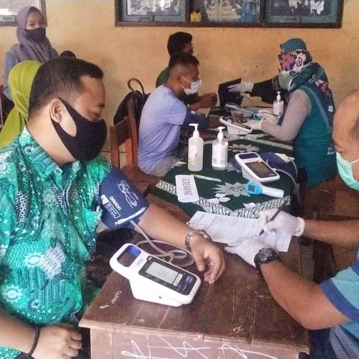 Bupati Pekalongan Pantau Vaksinasi di SMK Muhammadiyah Kedungwuni