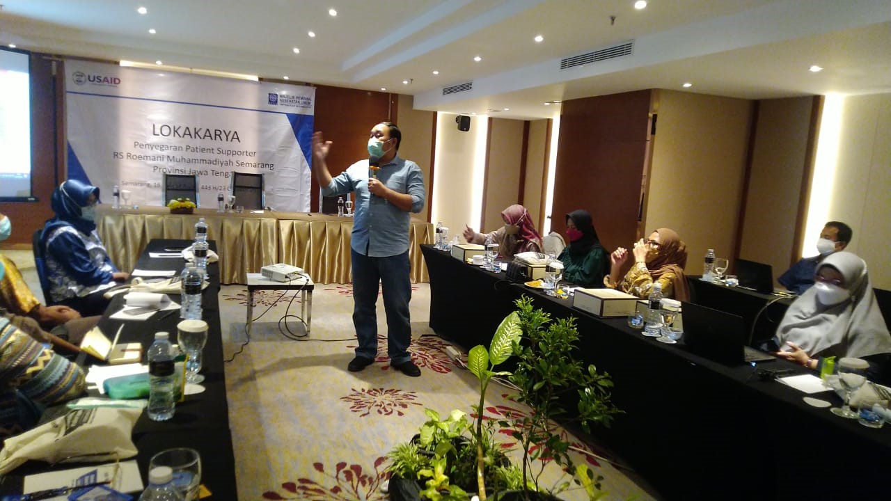 dr Muchamad Abdul Hakam, Sp.PD selaku Kadinkes Kota Semarang menyampaikan tentang materi Investigasi kontak ( IK)