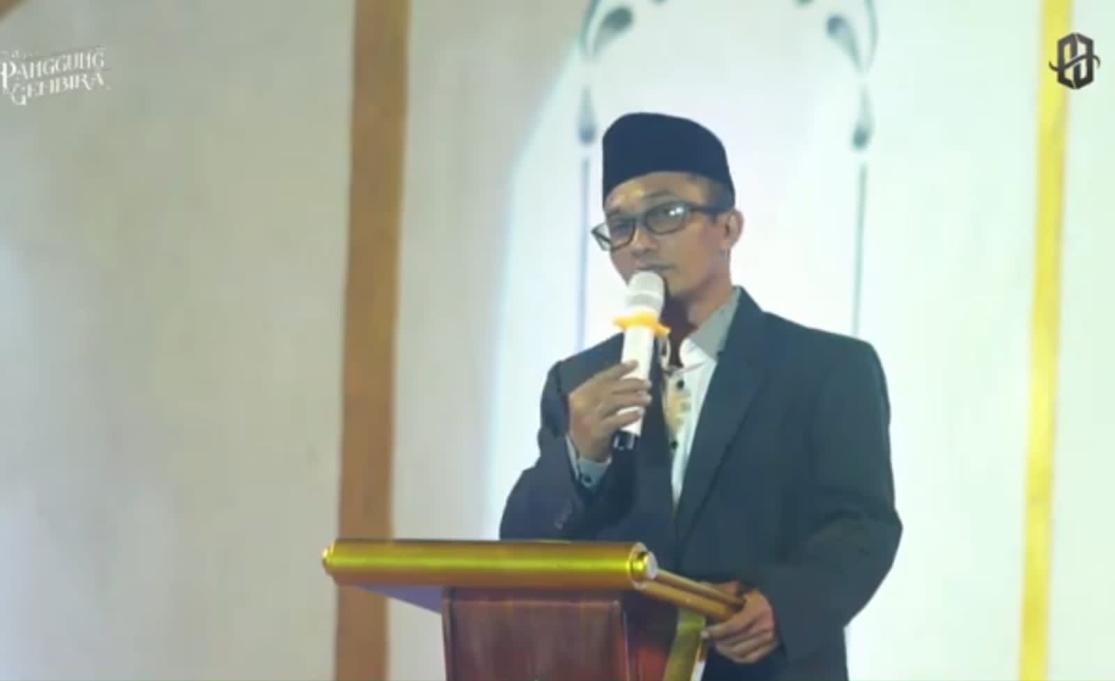 Ketua LPP PWM Jawa Tengah, KH. M. Irzal Fadholi, M.Pd.I sedang memberi sambutan pada pagelaran Ability Generation Pesantren IMBS Pekajangan Pekalongan.