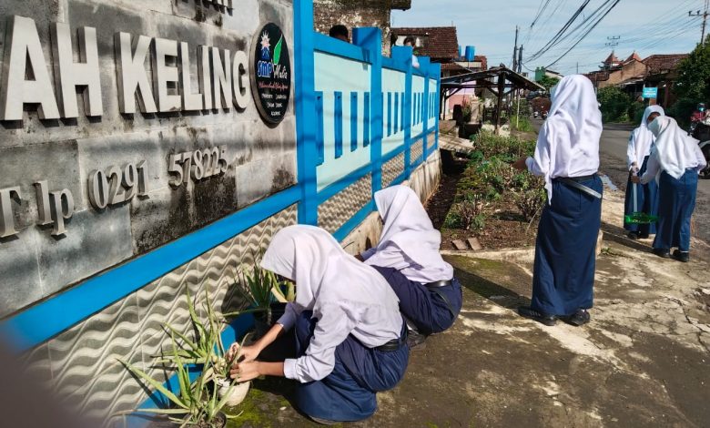 ¡Para prevenir el dengue!  La escuela secundaria Muhammadiyah Keling está participando en una campaña de limpieza escolar y se insta a la comunidad a participar.