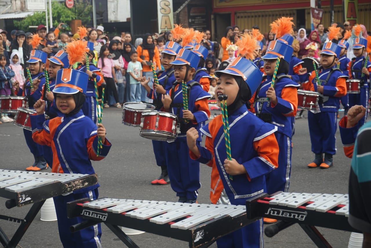 Penampilan Perdana Drumband TK Surya Ceria Bikin Heboh Car Free Day Karanganyar! | Muhammadiyah Jateng