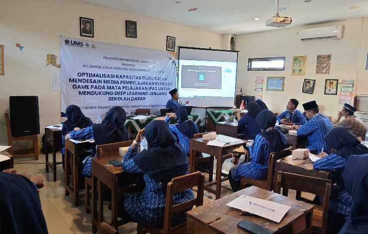 Tim Pengabdian Universitas Muhammadiyah Surakarta (UMS) menggagas pelatihan bertema “Penguatan Kapasitas Guru dalam Mendesain Media