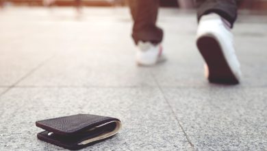 menemukan uang di jalan