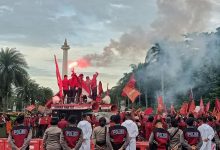 mengkritik pemerintah
