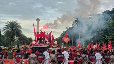 mengkritik pemerintah
