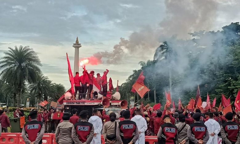 mengkritik pemerintah