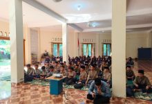 menatap layar