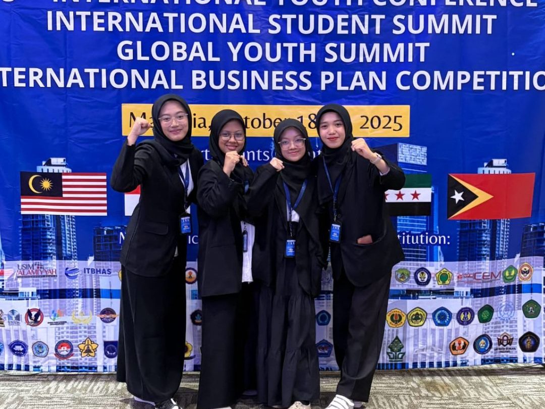 Kisah Dua Mahasiswi UMS yang Menyentuh Dunia: “Buy Less, Live More” Gaungkan Pesan Qur’ani di Malaysia - MuhammadiyahNews.com Kisah Dua Mahasiswi UMS yang Menyentuh Dunia: “Buy Less, Live More” Gaungkan Pesan Qur’ani di Malaysia - MuhammadiyahNews.com
