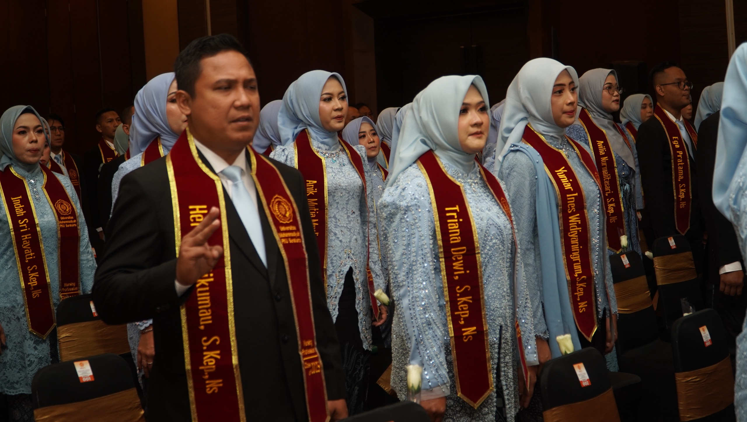 180 Ners Baru UMPKU Surakarta Resmi Disumpah, Wali Kota: Profesi Mulia yang Harus Menjaga Integritas - MuhammadiyahNews.com 180 Ners Baru UMPKU Surakarta Resmi Disumpah, Wali Kota: Profesi Mulia yang Harus Menjaga Integritas - MuhammadiyahNews.com