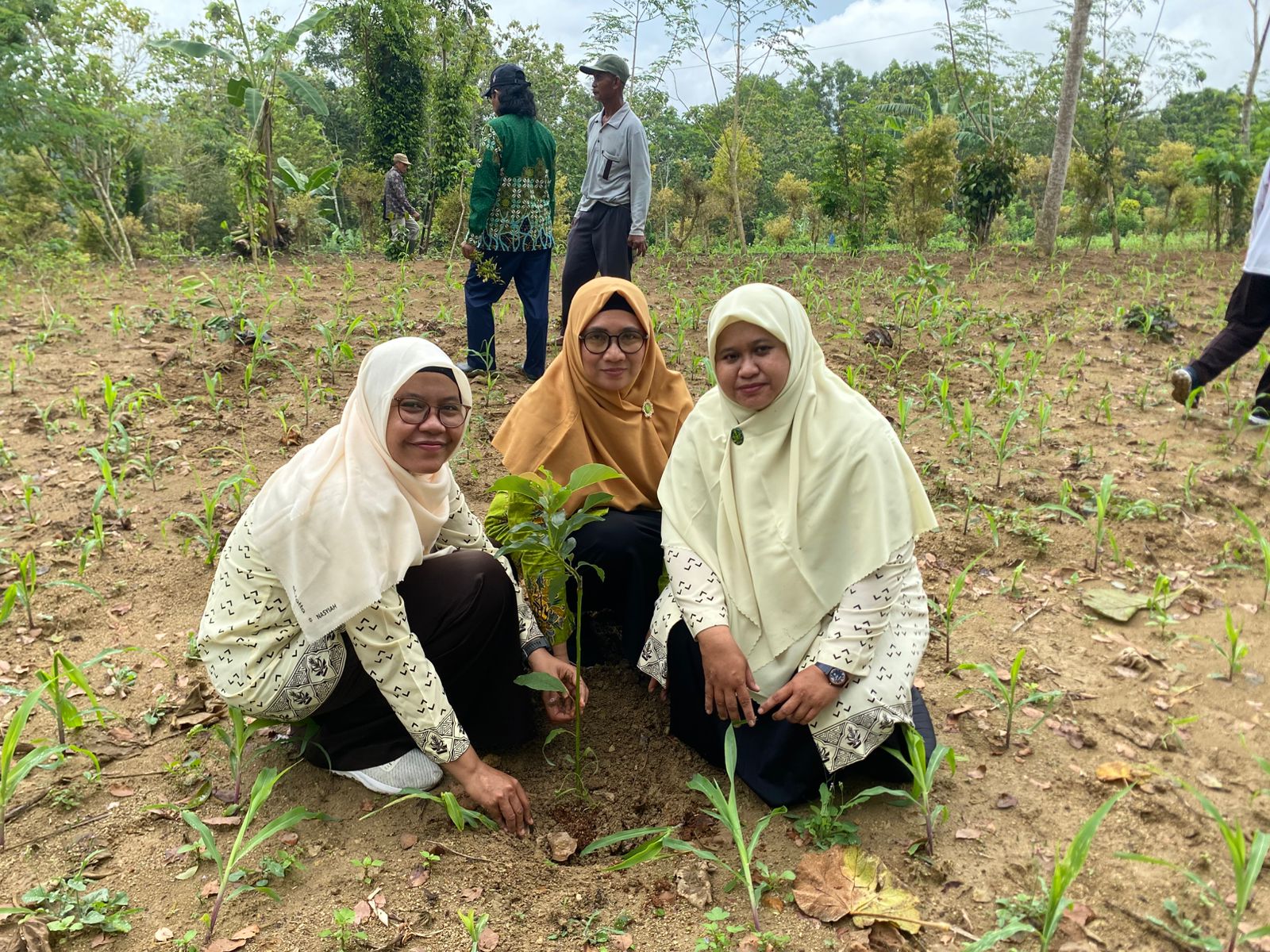 Gerakkan Lintas Iman, PDNA Banyumas Tanam 1.113 Pohon Demi Selamatkan Bumi dan Air - MuhammadiyahNews.com Gerakkan Lintas Iman, PDNA Banyumas Tanam 1.113 Pohon Demi Selamatkan Bumi dan Air - MuhammadiyahNews.com