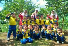 Anak-anak TK Aisyiyah 04 Jepara menanam bibit di polybag pada Outing Class 2025 di Bhumi Aryandhi Senenan